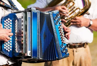 Ile kosztuje zespół disco polo na andrzejki w 2026 roku? Za jeden wieczór gwiazdy liczą kilkadziesiąt tysięcy