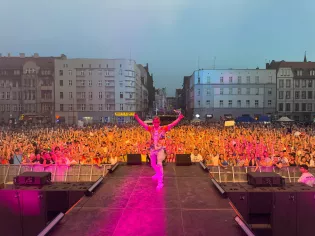Ile osób przyszło na koncert Zenona Martyniuka w Bytomiu? Te kadry z placu Sobieskiego mówią wszystko