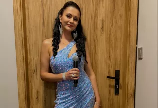 Iness pokazała się w błękitnej sukni z rozcięciem. Tak zagrała koncert na chrzcinach