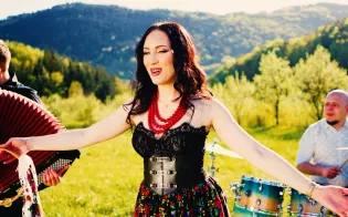 Iwona Cichoń znów namieszała. „Nie daleko młyna" to góralski hit, który już podbija sieć