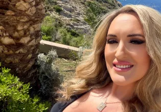 Jesika w czarnej sukni z głębokim dekoltem. Wokalistka disco polo wygląda obłędnie