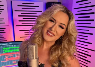 Jesika w koronce przy mikrofonie. Gwiazda disco polo nagrywa nowy utwór i mówi o niespodziance
