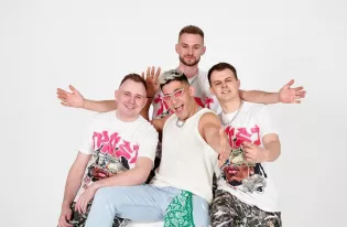 Kamil Kossakowski dał czadu w Opolu. Publiczność śpiewała z DiscoBoys hity na całe gardło