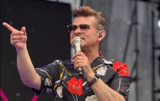 Kilka tysięcy rąk w górze i jeden hit, który zna każdy. Tak grał Zenek na Juwenaliach w stolicy disco polo