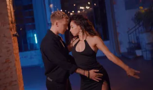 Kinga Dudek i Blu Rey z premierą „Kochaj mnie"