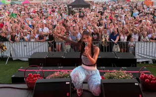 Klaudia Zielińska wystąpiła z Panem Tadziem na Festynie Pomidorowym w Jeziorach Wielkich! Nagranie podbija sieć!