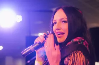 Klip do „Oj Dana Dana" powstał w brytyjskich górach. Paulina Basa notuje 270 tysięcy wyświetleń