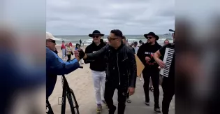 Kordian z zespołem śpiewał a cappella w Łebie i Władysławowie. Nagranie z nad polskiego morza!