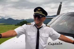 Kordian za sterami samolotu w „Leć po marzenia". Mundur, stewardessy i 300 tysięcy wyświetleń