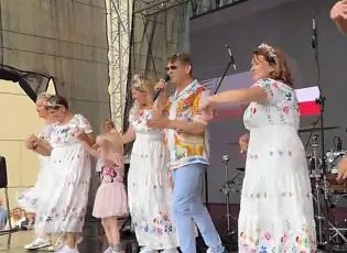 Król disco polo zagrał w Prudniku. Zenon Martyniuk pokazał wideo z „Mandacikiem" ze sceny
