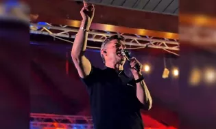 Król disco polo znów pokazał, że śpiewa na żywo! Zenek Martyniuk z Akcentem porwał publiczność w Rykach