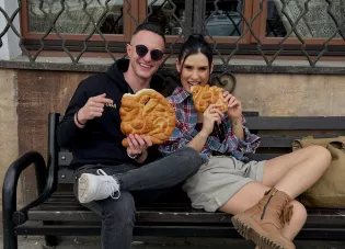 Kuba Urbański z Playboys w Kazimierzu Dolnym. Rusza nowy sezon „Łączy nas muzyka" z Kasią Morawską w POLO TV!