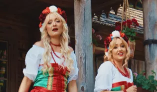 Kurpiowski strój i puszcza w nowej piosence Golden Ladies. „Zielona Puszcza" zaskoczyła słuchaczy