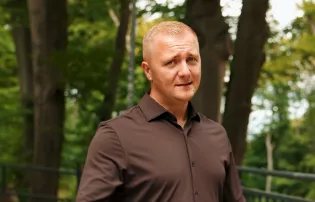 Lata 90. wracają z hukiem! „Królewna” Szymona Jankowskiego rozkręca YouTube