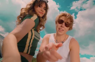 Latynoski rytm i wakacyjny klimat. Tak brzmi „Hola Mami" Czyżyka i Dance 2 Disco na lato