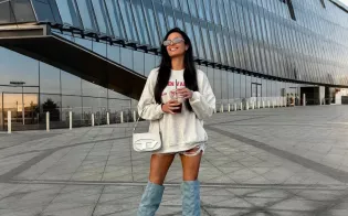 Ledwo widać szorty spod bluzy! Marta Konopla w jeansowych kozakach za kolano rozgrzała świat disco polo