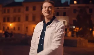 Licznik Maćka Kasprzyka nie zwalnia. „Ona skradła moje serce" zebrało 466 tysięcy wyświetleń