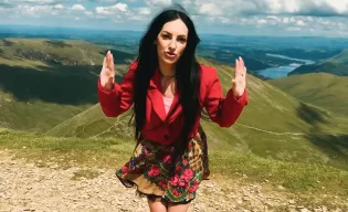 Ludzie oszaleli na punkcie „Oj Dana Dana". Paulina Basa podbija disco polo folkowym singlem