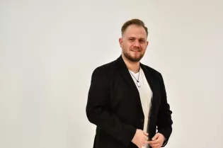 Łukasz Mycka stworzył PoZmroku po stracie żony. Teraz wydał „Tego lata (Tylko z Tobą)"