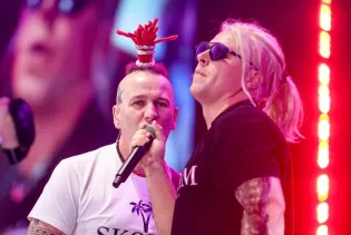Luxon w różowym bikini! Gitarzysta Skolima na ustach całej Polski!
