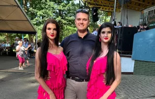 Maciek Kasprzyk wypuścił fragment „Wakacyjnego Cmoka". Tak ma brzmieć jego letni hit disco polo