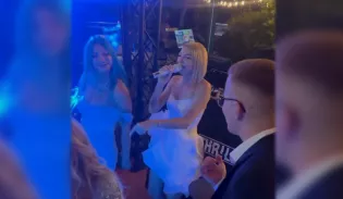 Magda Narożna i Agbe zaśpiewały „Money Money” na weselu Magdy. To nagranie to prawdziwy HIT!