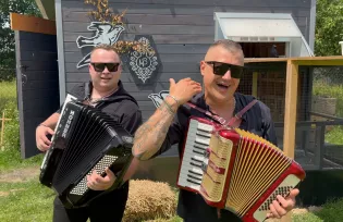 Magik Band wydał nową piosenkę „Nie żeń się chłopie" w duecie ze Stywnym