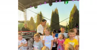 Mała fanka zaśpiewała „Panieński" z Justyną Lubas na scenie w Iwierzycach