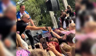 Małe dzieci kochają Skolima! Tak dziewczyna ze Śląska śpiewa "Życie jest jedno" na koncercie!