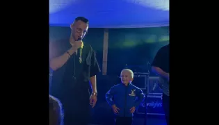Mały Mikołaj wszedł na koncert Playboys i skradł całe show. Zespół ogłosił go przyszłym gwiazdorem disco | VIDEO