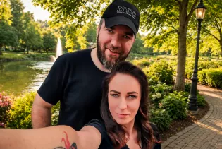 Mateusz Troll i jego żona prowadzą Agencję Artystyczną Crescendo. Rodzinny biznes stoi za trasą „Szlagierowe Marzenia"