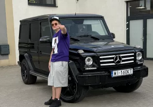 MAXone ma 21 lat i jeździ Mercedesem klasy G. Tyle kosztuje fura młodej gwiazdy disco polo