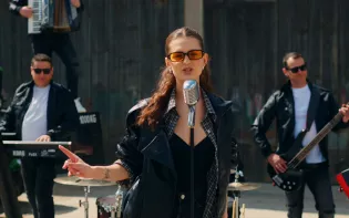 Mega premiera: „Daj mi Blika" robi furorę. Altess śpiewa o miłości za szybki przelew i namieszał w disco polo