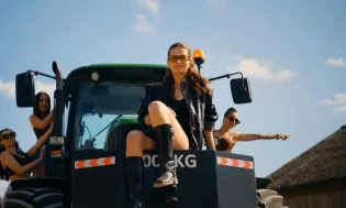 Miłość za szybki przelew? Altess i „Daj mi Blika (Jestem fajna)" robi furorę w całej sieci