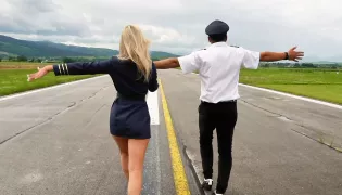 Mundur, stewardessy i Kordian za sterami. „Leć po marzenia" to gorący hit