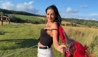 Natalia Lebda i Magik pokazali „Dziewczyna z Ciągnika". W teledysku dzieje się naprawdę sporo