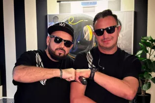 Neonowe buty, quady i jesienny widok. Long & Junior pokazali, jak łapią oddech przed koncertami