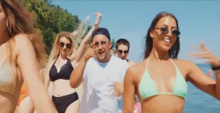 Nowa piosenka disco polo „Mam fazę na plażę" od Mistrza Pierwszego Planu już ma 200 tysięcy odsłon! To hit wakacji?