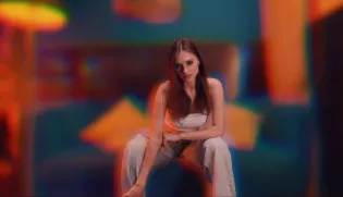 Nowa piosenka Luki Rosiego „Na pełnej” już jest. Wokalista stawia na taneczne latino