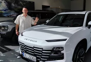 Nowe auto perkusisty Playboys robi wrażenie. Kuba Kusiński pokazał białego SUV-a prosto z salonu