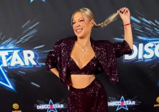 Opadną Wam szczęki! Tak dziś wygląda Magda Narożna na planie „Disco Star". Cekiny, kozaki i hollywoodzki blask
