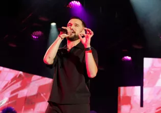 Osiem lat po premierze i wciąż działa. Defis odpalił „Róże" przed tłumem w Iłowie
