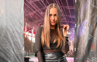Paula z Enjoy kusi przy scenie! Skórzana mini i prześwitująca góra wokalistki disco polo robią wrażenie