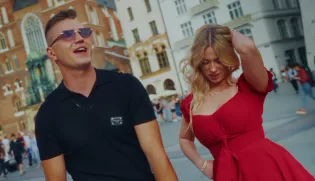Piękna blondynka u boku Oskaro w klipie „Poszła Karolinka”! Mega nowość! To znany i lubiany biesiadny hit!