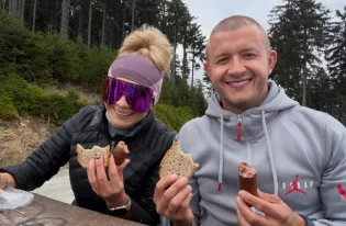 Piękni i Młodzi Dawid Narożny poza sceną! Wokalista wyznał, co smakuje mu najbardziej z ukochaną Asią