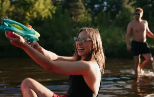 Pierwsza własna piosenka i strzał w dziesiątkę! Avans z „Ona wie” zgarnął ponad 470 tysięcy odsłon