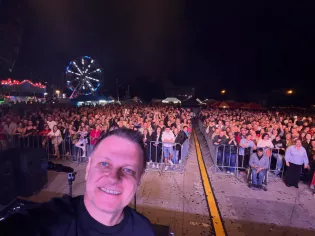 Plac targowy w Grębowie wypełniony po brzegi. Classic zagrał, a gwiazda disco polo Robert Klatt pokazał zdjęcie