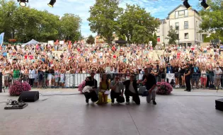 Playboys o 16:00 zapełnili amfiteatr w Sochaczewie. Tak wyglądał start Disco Bzura Festiwalu 2026