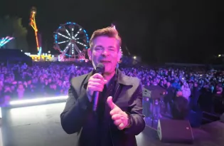 Pod sceną w Piekarach Śląskich tysiące osób. Zenon Martyniuk pokazał nagranie z koncertu
