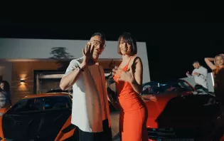 Ponad 2,1 miliona wyświetleń „Ta Jedyna" i 30 tysięcy nagrań na TikToku. Playboys i Wiktoria Niekało nie schodzą z wakacyjnych playlist